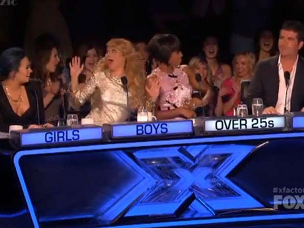 Demi Lovato, Paulina Rubio, Kelly Rowland e Simon Cowell no &#39;The X Factor&#39;  (Foto: Youtube/ Reprodução)