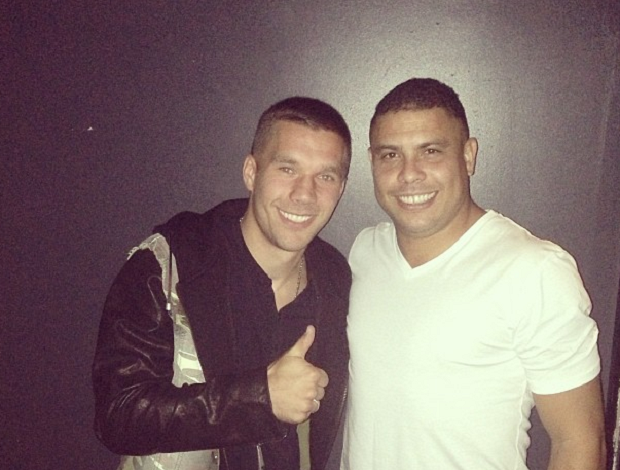 Podolski tieta Ronaldo na noite de Londres (Foto: Reprodução / Instagram)