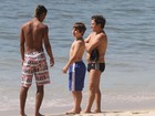Marcos Frota curte dia de praia com o filho