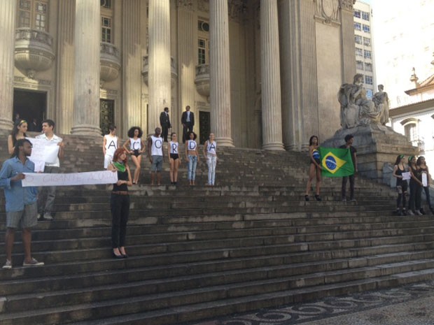 Grupo aproveitou para fazer protesto na frente da Assembleia Legistlativa nesta quarta (Foto: Alba Valéria Mendonça / G1)