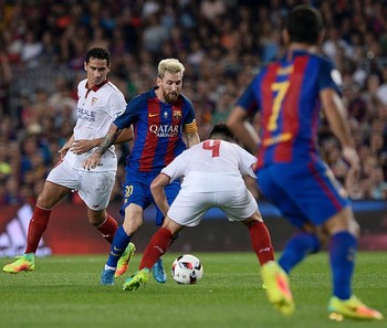 Ganso observa Messi no duelo com Kranevitter (Foto: Getty Images)