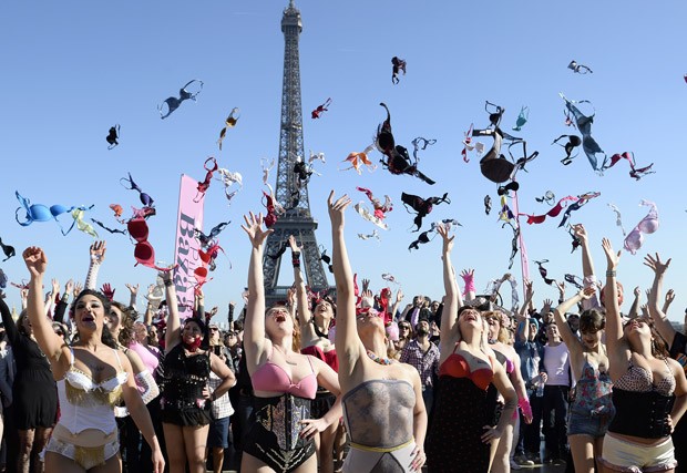 Arremesso de sutiãs chamou atenção de passantes no centro de Paris, na França (Foto: Benoit Tessier/Reuters)