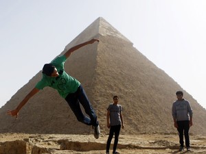 Grupo de parkour em frente a pirâmide (Foto: Amr Abdallah Dalsh/Reuters) Grupo de parkour em frente a pirâmide (Foto: Amr Abdallah Dalsh/Reuters)
