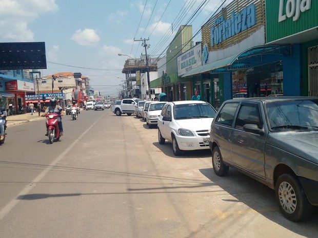 Comerciantes acreditam que estacionamento na diagonal oferece mais vagas (Foto: Pâmela Fernandes/G1)