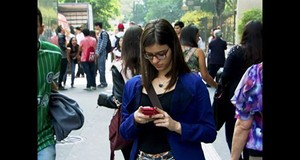 Pesquisa mostra relação do jovem com o celular (Reprodução/TV Globo)