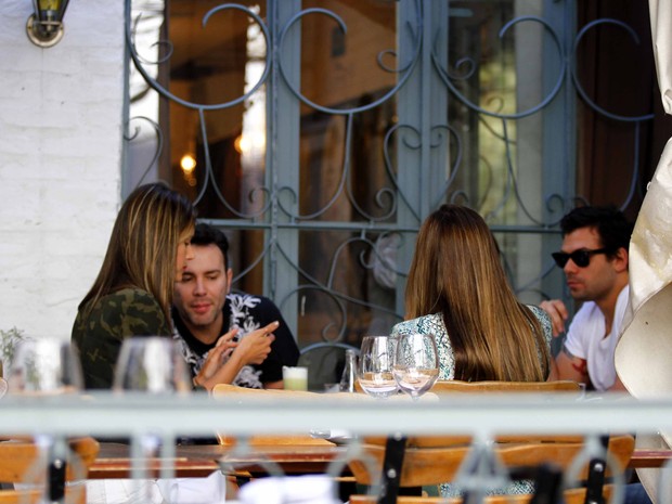 Alessandra Ambrósio almoça com amigos (Foto: Paduardo / AgNews)
