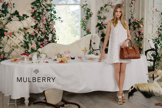 Cara Delevingne em campanha da Mulberry (Foto: Divulgação)
