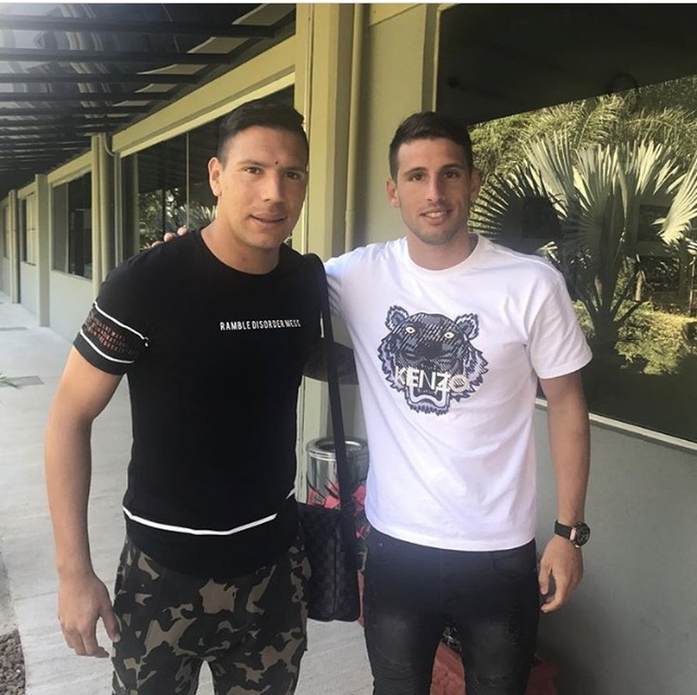 Argentinos Andres Chavez e Jonathan Calleri se encontraram no CT (Foto: Reprodução/Instagram)