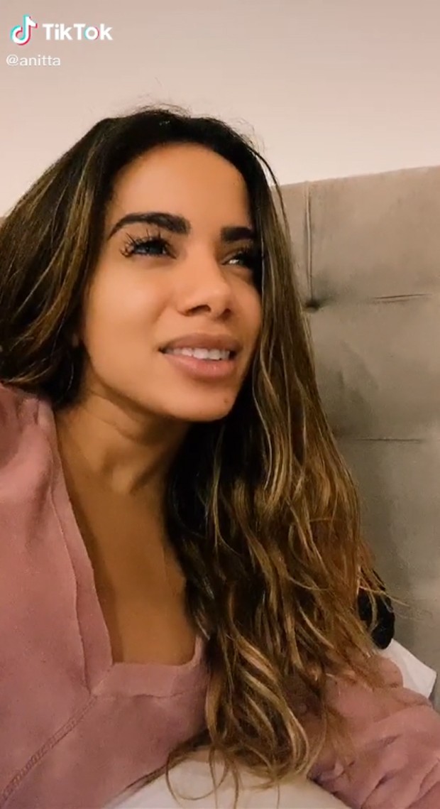 Anitta relembra gafe em entrevista (Foto: Reprodução / TikTok ) Anitta relembra gafe em entrevista (Foto: Reprodução / TikTok )