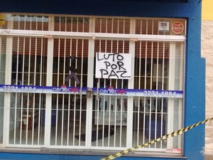 Loja onde comerciante foi assassinado em Pitangui (Foto: Thiago Carvalho/G1)