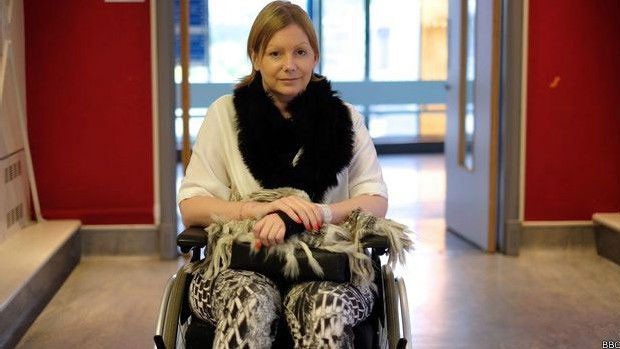  Hannah Wick, de 30 anos, sofreu um traumatismo craniano ao cair na rua enquanto fazia compras (Foto: BBC)