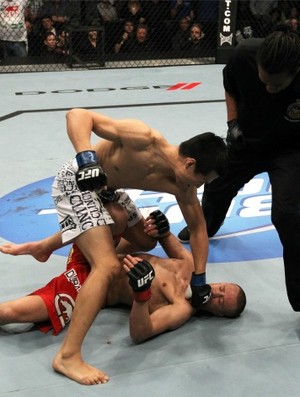 Chan Sung Jung nocauteia Mark Hominick no UFC 140 (Foto: Getty Images)