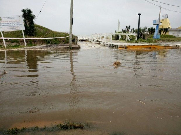 Água do mar ultrapassou faixa de areia e invadiu avenida Beira-Mar na praia de Atlântida, em Xangri-La (Foto: Jonas Campos)