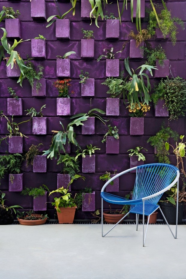 Jardim vertical em imóvel projetado pelo escritório Casa 14 (Foto: Maíra Acayaba / Editora Globo)