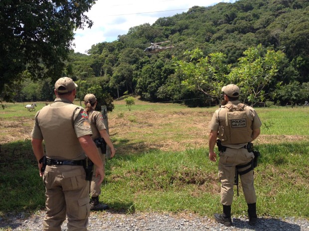 Policiais fazem buscas por presos que fugiram da Penitenciária Industrial de Blumenau, na tarde desta segunda (6) (Foto: Eduardo Cristófoli/RBS TV)