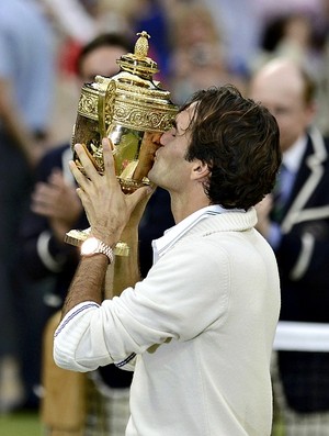 Roger Federer tênis Wimbledon final troféu (Foto: Reuters)