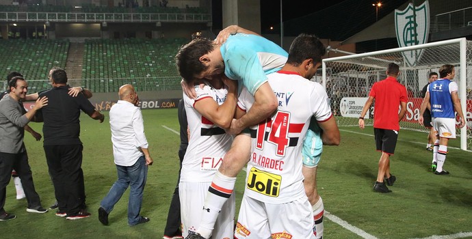 Jogadores na torcida Atlético-MG x São Paulo (Foto: Rubens Chiri/saopaulofc.net)