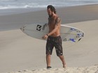 Paulo Vilhena curte dia de surfe no Rio de Janeiro