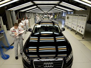 Linha da montagem da Audi, em Ingolstad, na Alemanha (Foto: AP Photo/dapd/Lukas Barth)
