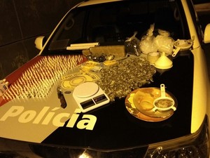 Homem foi preso em flagrante por tráfico de drogas (Foto: Divulgação/Polícia Militar)