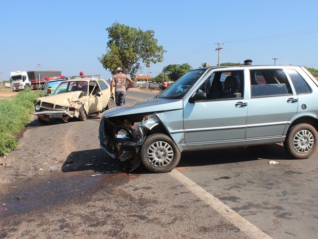 Carros tiveram colisão frontal e moto bateu na traseira de um dos veículos. (Foto: Gilcilene Araújo/G1)