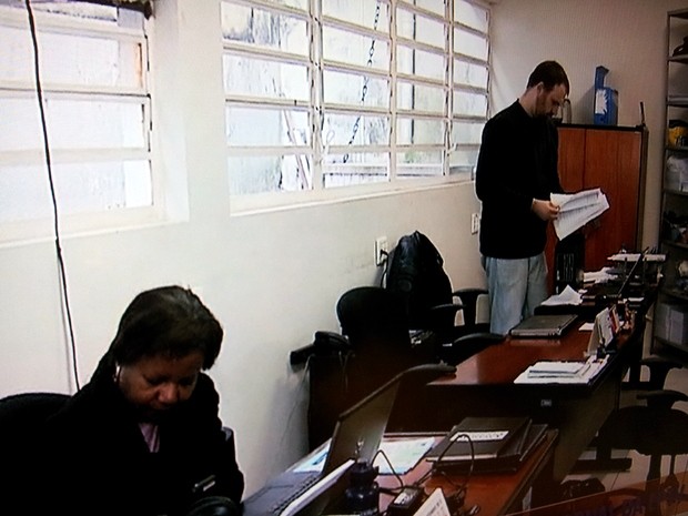 Funcionários da Câmara trabalham no subsolo do prédio, que também tem problemas (Foto: Reprodução / Márcio Silveira / EPTV) Funcionários da Câmara trabalham no subsolo do prédio, que também tem problemas (Foto: Reprodução / Márcio Silveira / EPTV)