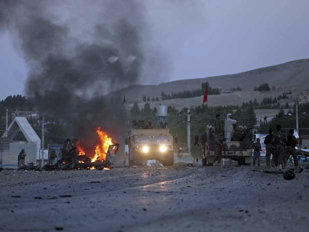 Rebeldes insurgentes atacaram edifício americano na província de Herat. Talibã reivindicou ataque. (Foto: Hoshang Hashimi / AP Photo)