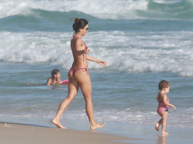 Kyra Gracie com a filha, Ayra, em praia na Zona Oeste do Rio (Foto: Ag. News)