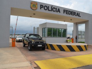 Marquitos estava detido na sede da Polícia Federal e foi levado ao aeporto por volta das 9h15 (Foto: Emily Costa/ G1 RR)