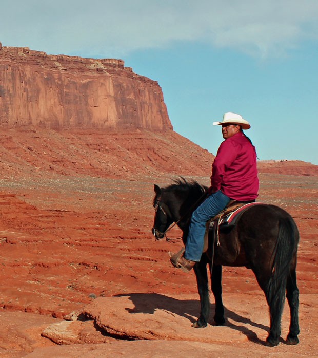 Índio anda a cavalo em Monument Valley' (Foto: Dennis Barbosa/G1)