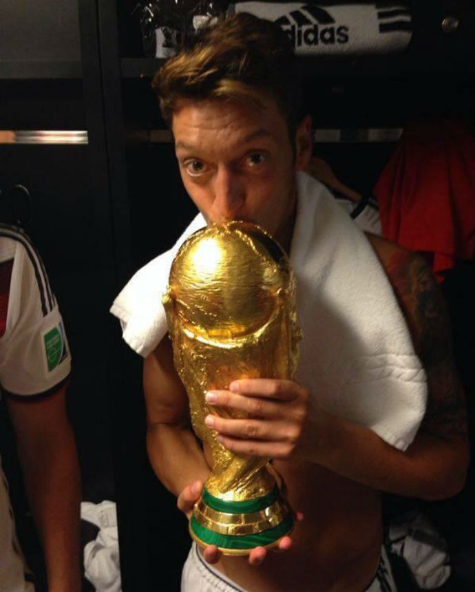 Özil beijando a taça da Copa do Mundo (Foto: Reprodução)