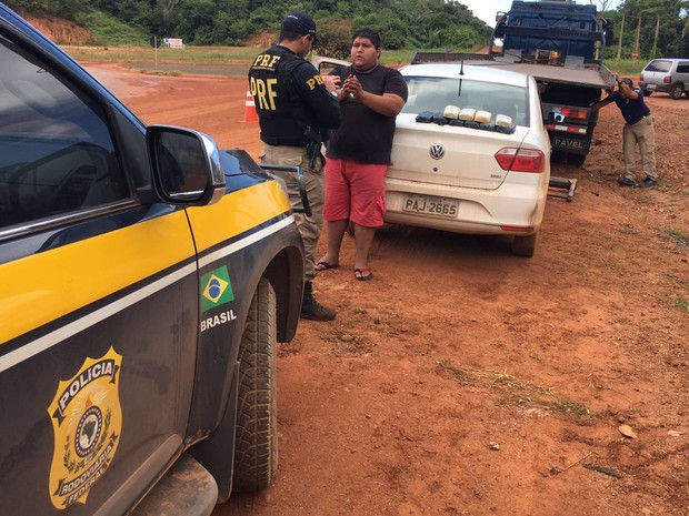 Ele foi levado para a Delegacia da Polícia Federal em Caxias, MA (Foto: Divulgação/PRF)