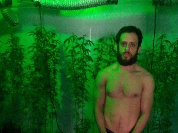 Raphael de Andrade fazia cultivo de maconha em sua própria casa (Foto: G1)