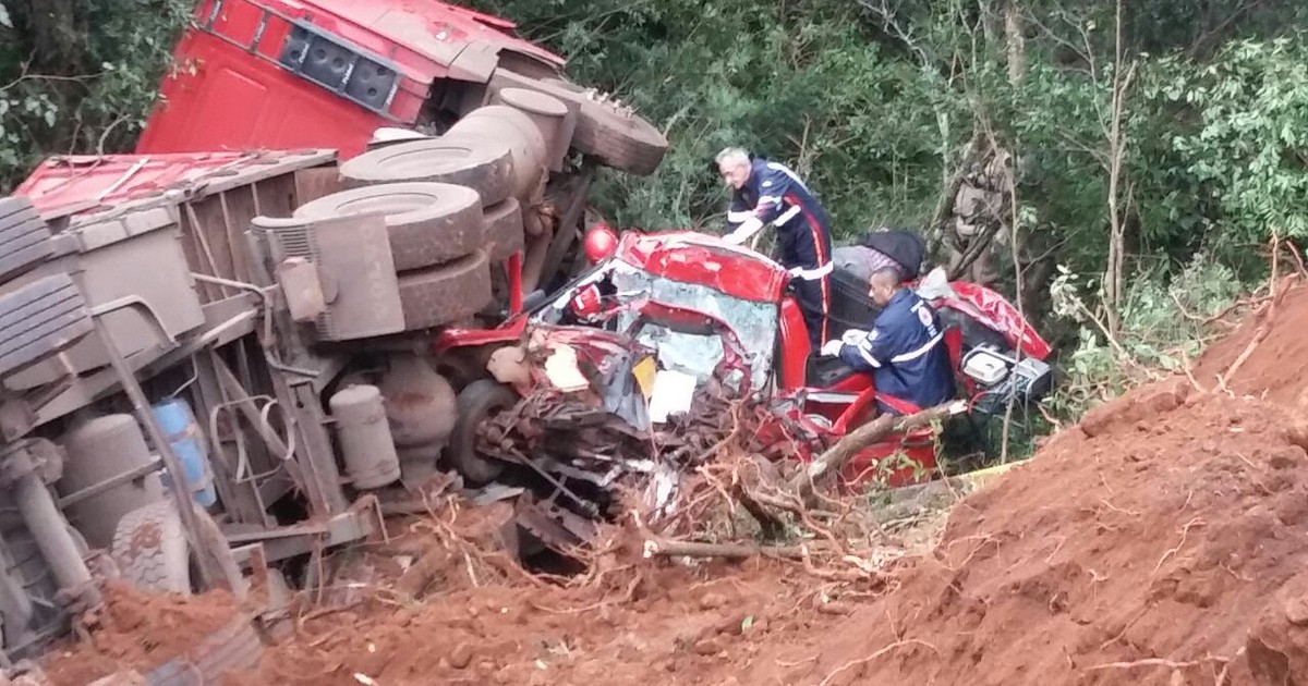 G Colis O Entre Caminhonete E Carreta Deixa V Timas Na Br No Rs