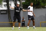 Enderson aposta em discurso otimista para blindar time de crise financeira Enderson aposta em discurso otimista para blindar time de crise financeira