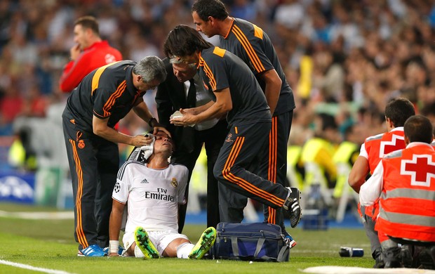 Pepe atendimento médico jogo Real Madrid (Foto: AP)