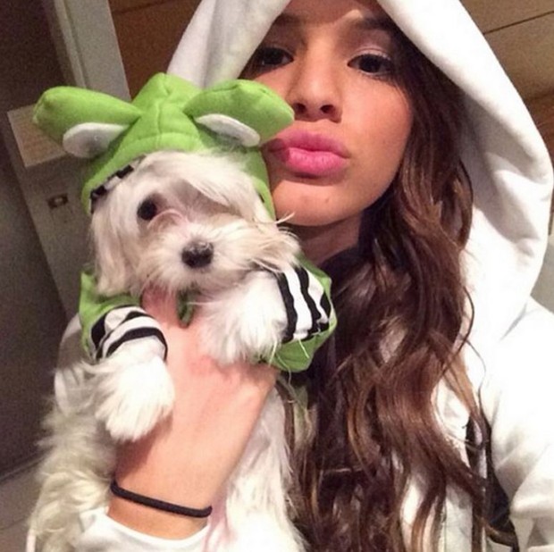 Bruna Marquezine com Luna, sua cadelinha de estimação (Foto: Reprodução/Instagram)