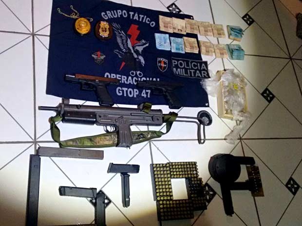 Metralhadora e outras armas, munição, R$ 17, 5 mil em notas de R$ 50 e R$ 100 e porções de maconha encontrados na casa de homem morto com dez tiros no Recanto das Emas (Foto: Polícia Militar/Divulgação)