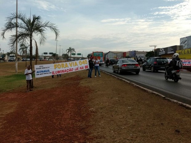 G1 Moradores protestam por iluminação e passarelas na BR 040 em