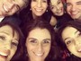 Giovanna Antonelli faz selfie com elenco de 'Em família'