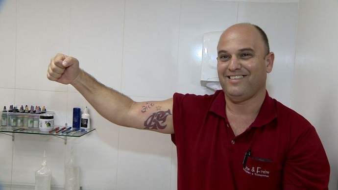 Motorista Sandro tatutagem flamengo zico (Foto: Reprodução/TV Gazeta)