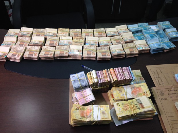 Dinheiro apreendido pela Polícia Civil em cofres de suspeitos (Foto: Lucas Salomão/ G1 DF)
