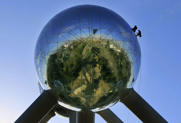 Limpeza do Atomium, em Bruxelas (Foto: Yves Herman/Reuters)