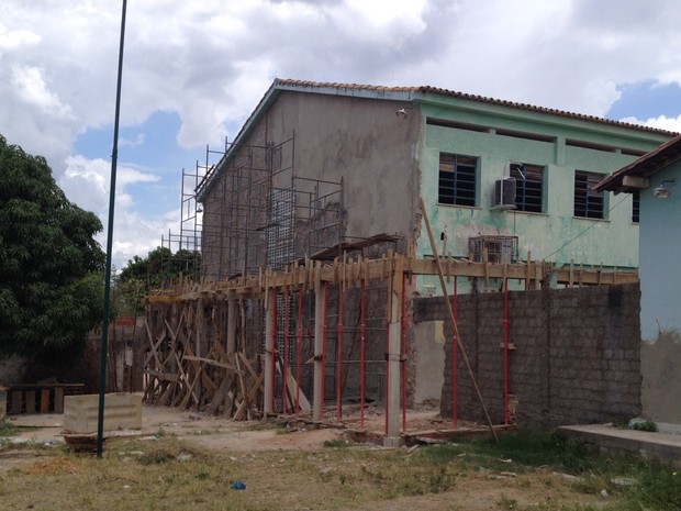 Candidatos que fazem provas do Enem na Unidade Estadual Elvídio Nunes, em Teresina, reclamam da falta de estrutura (Foto: Pedro Santiago/G1)