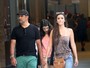 Marcos Pasquim curte tarde de passeio com a namorada e filha