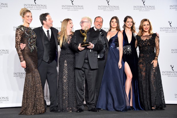 Walcyr Carrasco comemora com atores prêmio no Emmy Internacional em Nova York, nos Estados Unidos (Foto: Neilson Barnard/ Getty Images/ AFP)
