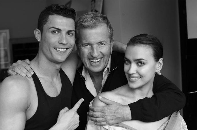 Cristiano Ronaldo com o fotógrafo Mario Testino e a namorada Irina Shayk (Foto: Reprodução/Facebook)