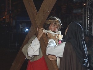 Maria enxuga rosto de Jesus antes da crucificação (Foto: Reprodução/TV TEM)