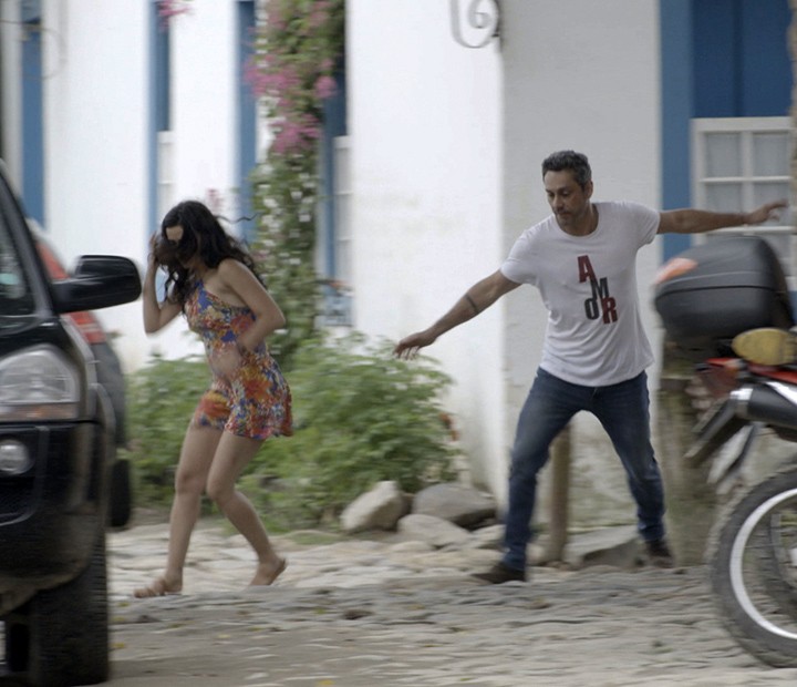 Romero salva Tóia e foge com ela (Foto: TV Globo)