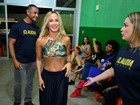 Claudia Leitte deixa barriga de fora em show do Harmonia do Samba